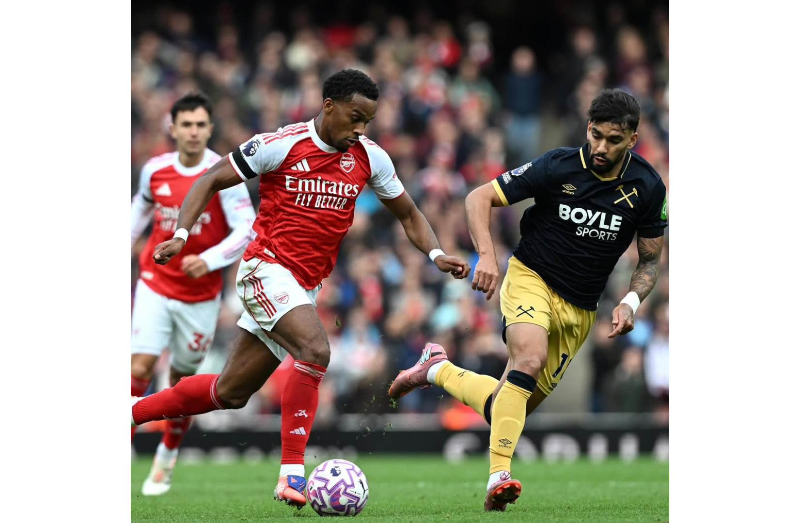 Arsenal Defeat West Ham 2-0 to Top Premier League Table with Dominant Display