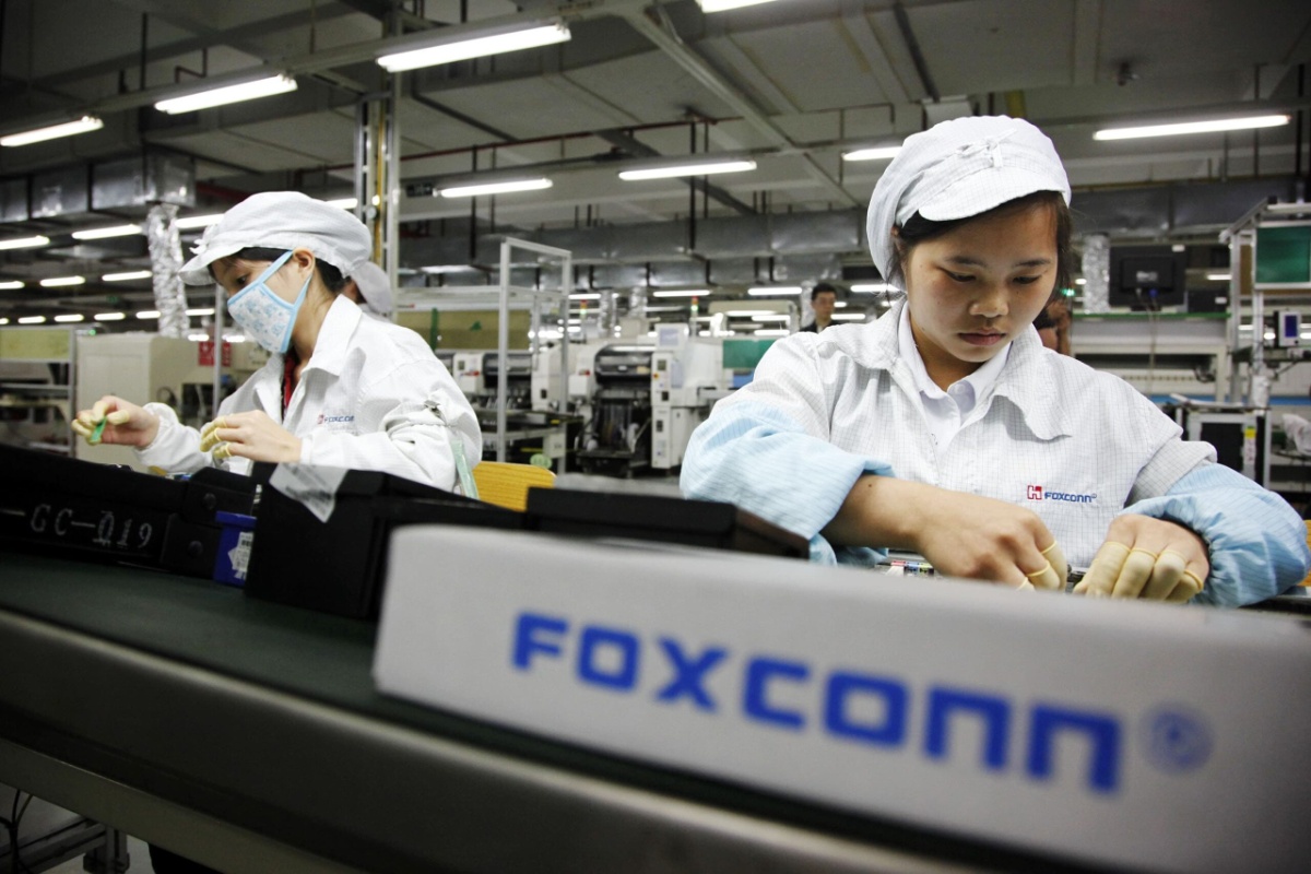 Apple iPhone 17 Production in India Hit as Foxconn Recalls 300 Chinese Engineers